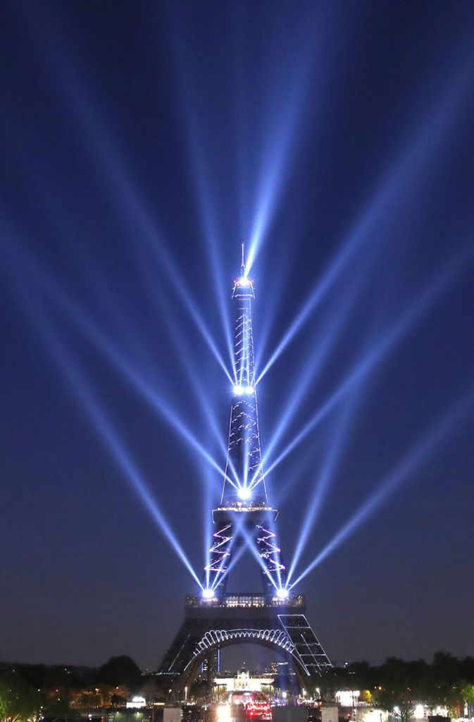 Die Lichtkunstinstallationen an der Turmfassade dauern jeweils zwölf Minuten.