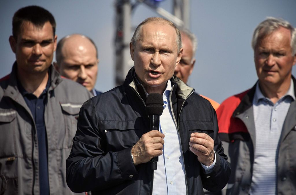 Vor der Fahrt über die Brücke richtete Wladimir Putin noch einige Worte an die Festgäste. Er erinnerte dabei an die enorme Wichtigkeit des Bauwerks für die Krim.