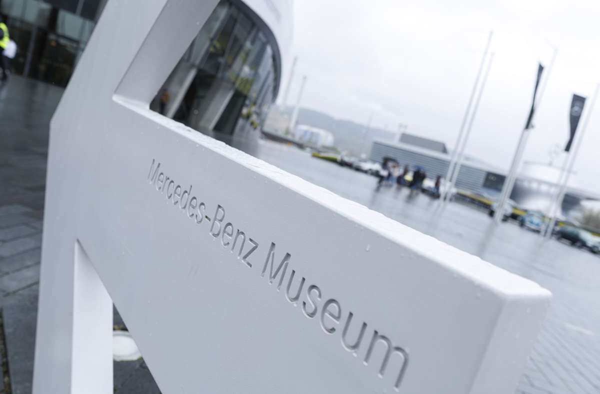 Bis 8. Oktober wird im Rahmen des Oldtimertreffens regelmäßig vors Mercedes-Benz-Museum geladen.