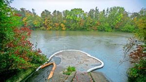 Hunderte Meter Ölteppich im Neckar – Folgen für Umwelt unklar