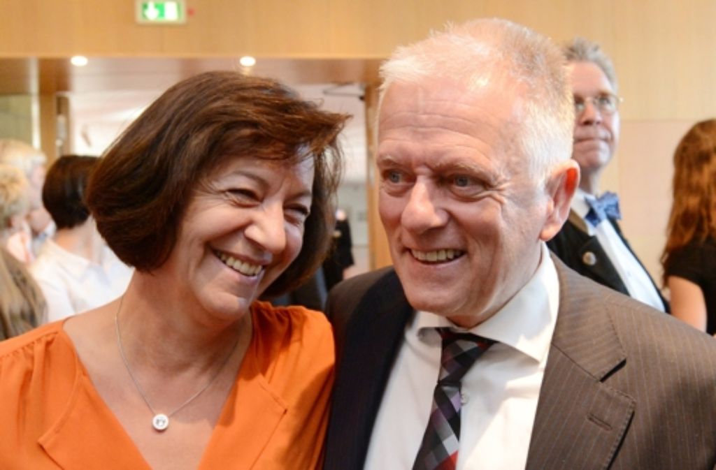 Auch Oberbürgermeister Fritz Kuhn und seine Ehefrau Waltraud Ulshöfer haben gut lachen. Erste Prognosen sahen die Grünen bei der Kommunalwahl gleichauf mit der CDU (25 Prozent).