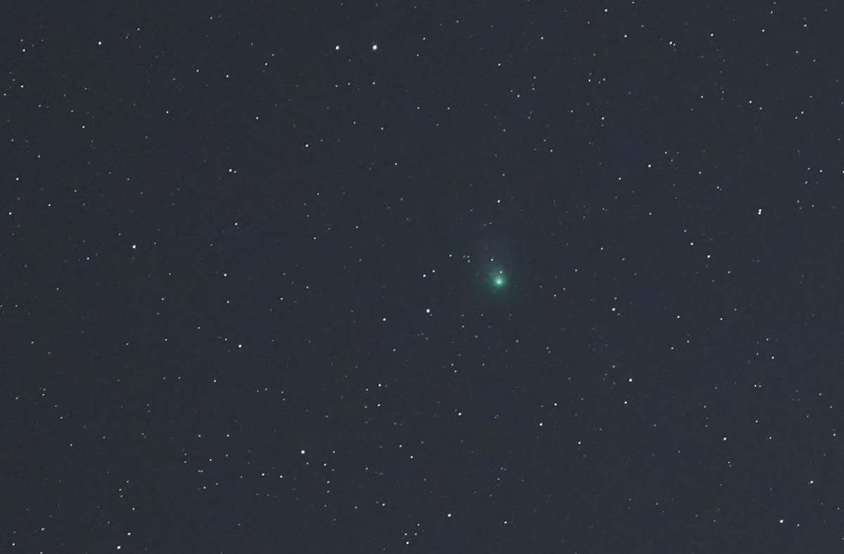 Mittig rechts zu erkennen: der grüne Komet C/2022 E3 Foto: dpa/Thomas Lindemann