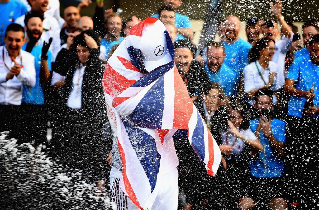 Glückwünsche und eine Champagner-Dusche warteten nach dem Rennen auf den 33-Jährigen.