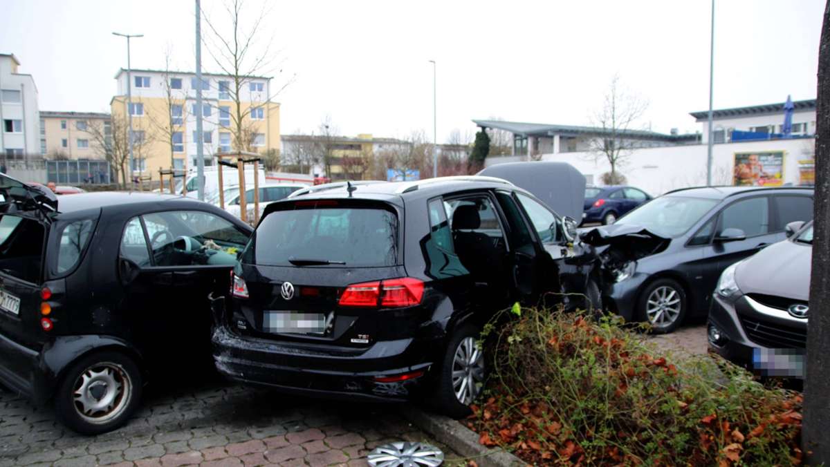  Am Freitagvormittag ereignete sich auf einem Nürtinger Supermarktparkplatz (Kreis Esslingen) ein Verkehrsunfall, bei dem drei Personen verletzt wurden. Es entstand ein Schaden im mittleren fünfstelligen Bereich. 