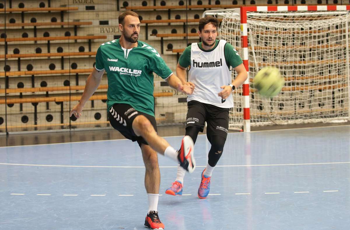Trainingsauftakt mit dem bei Handballern so beliebten Fußballspiel: Tim Kneule schießt, Torwart Daniel Rebmann beobachtet die Kickkünste des Kapitäns.