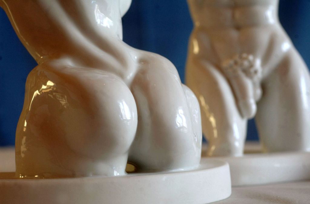 Zwei Torsi aus Porzellan, hergestellt nach Entwürfen von Stardesigner Luigi Colani, aufgenommen in der Porzellanmanufaktur Sitzendorf.