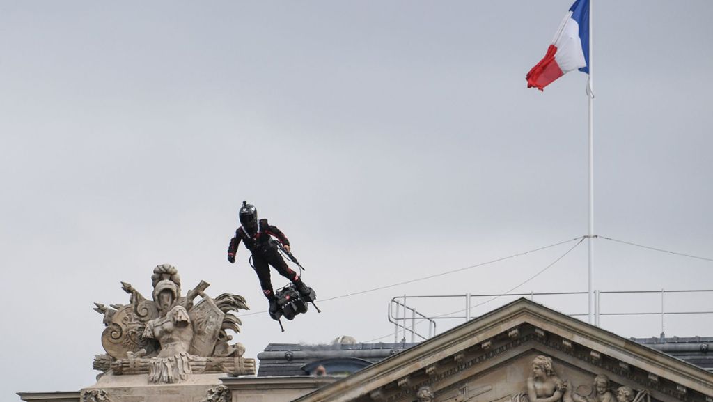  Ein Anblick wie aus ferner Zukunft: Franky Zapata flog auf seiner Erfindung, dem Flyboard, bei der Militärparade in Paris durch die Luft. Und das Gerät hat es in sich. 