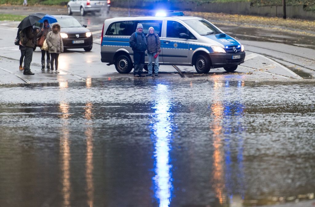 Ein Polizeifahrzeug steht am Sonntag in Freiburg vor einer überfluteten Straße.