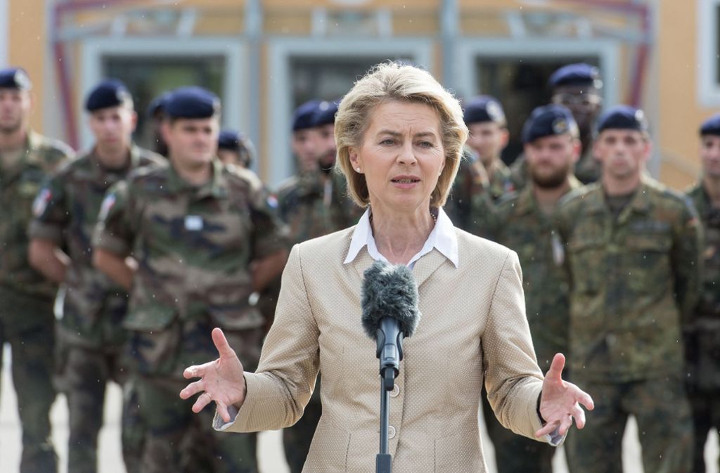 „Die Bundeswehr hat ein Haltungsproblem, und sie hat offensichtlich eine Führungsschwäche auf verschiedenen Ebenen.“ Verteidigungsministerin Ursula von der Leyen, CDU, am 30. April in der ZDF-Sendung „Berlin direkt“.