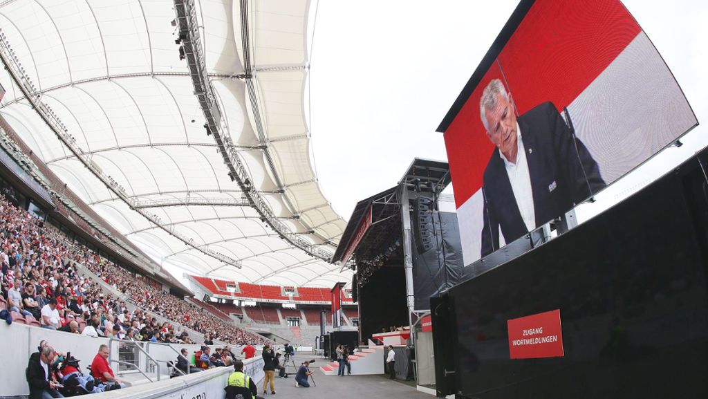  Im Sommer 2019 musste die Mitgliederversammlung des VfB Stuttgart wegen einer Panne bei der Abstimmungstechnik abgebrochen werden. Ein Dienstleister klagt einen ausstehenden Betrag ein – doch nun wurde der Gerichtstermin verschoben. Weil der VfB seinerseits Forderungen stellt. 