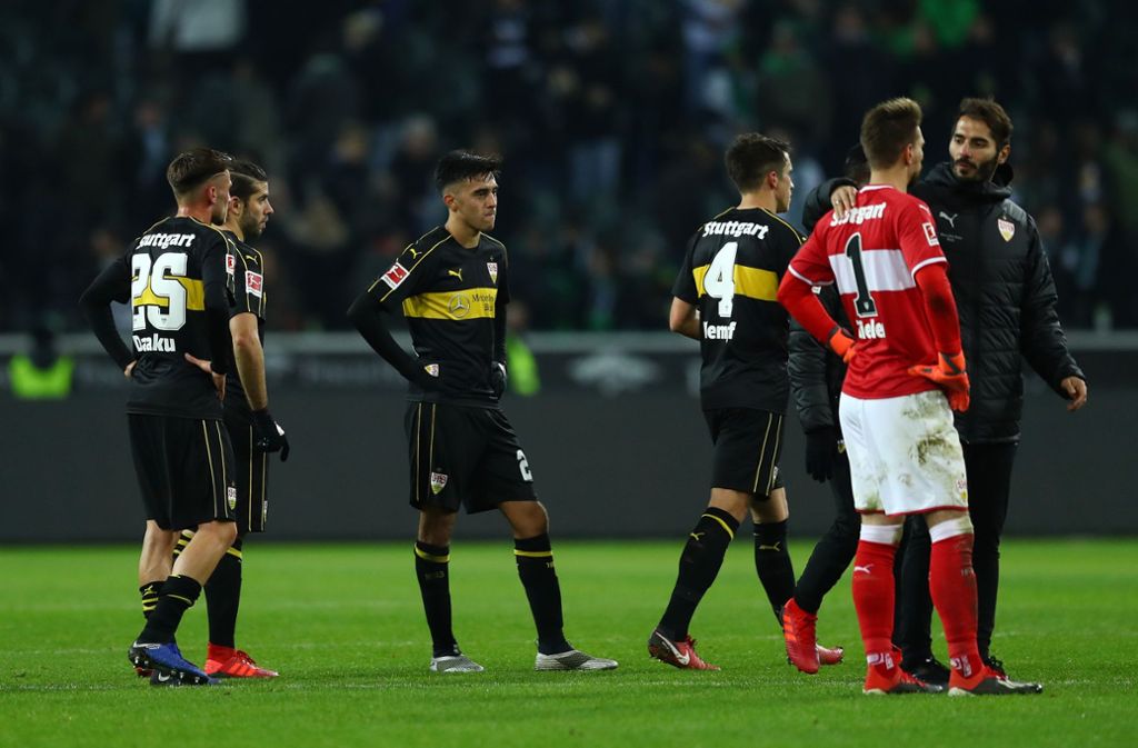 Frust und Enttäuschung bei den Spielern des VfB Stuttgart nach dem 0:3 gegen Borussia Mönchengladbach.