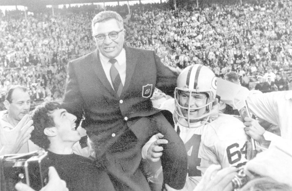 Benannt ist die Siegertrophäe nach Vince Lombardi, dem legendären Trainer der Green Bay Packers, der mit seiner Mannschaft die ersten beiden Super Bowls gewann.