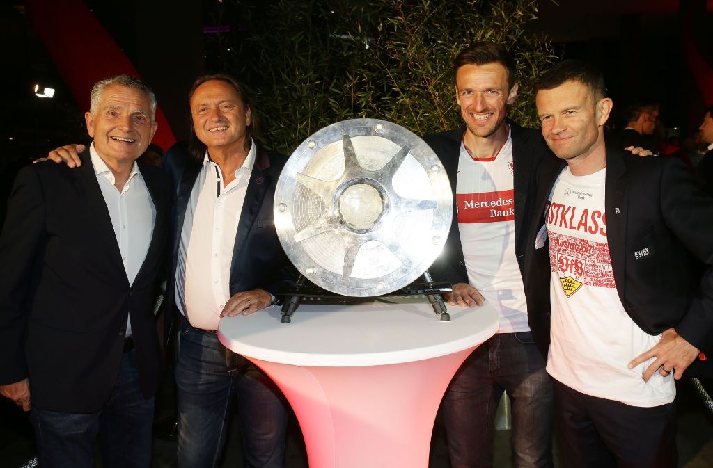 Von links: VfB-Präsident Wolfgang Dietrich, Aufsichtsratsvorsitzender Martin Schäfer, Christian Gentner und Vorstand Marketing und Vertrieb Jochen Röttgermann