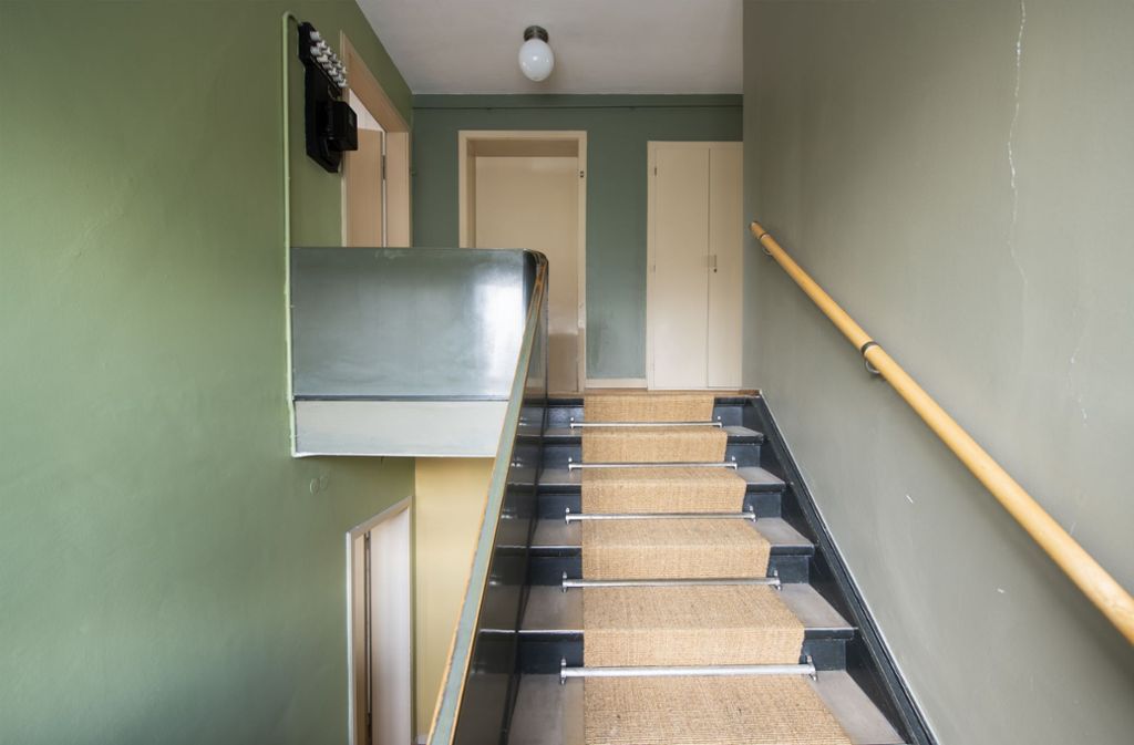 Grün, grün, grün sind alle meine Treppenhäuser: Jeder Raum im Haus Sauerländer ist in einer anderen Farbe gehalten. Auf den grünen Aufstieg folgt ein pastellfarbener Flur, der in ein von Rottönen dominiertes Wohnzimmer führt.