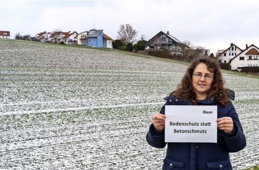 Der BUND Weissach, hier vertreten durch Angelika Brümmer, macht sich gegen das Neubaugebiet Am Graben stark. Foto: Jürgen Bach