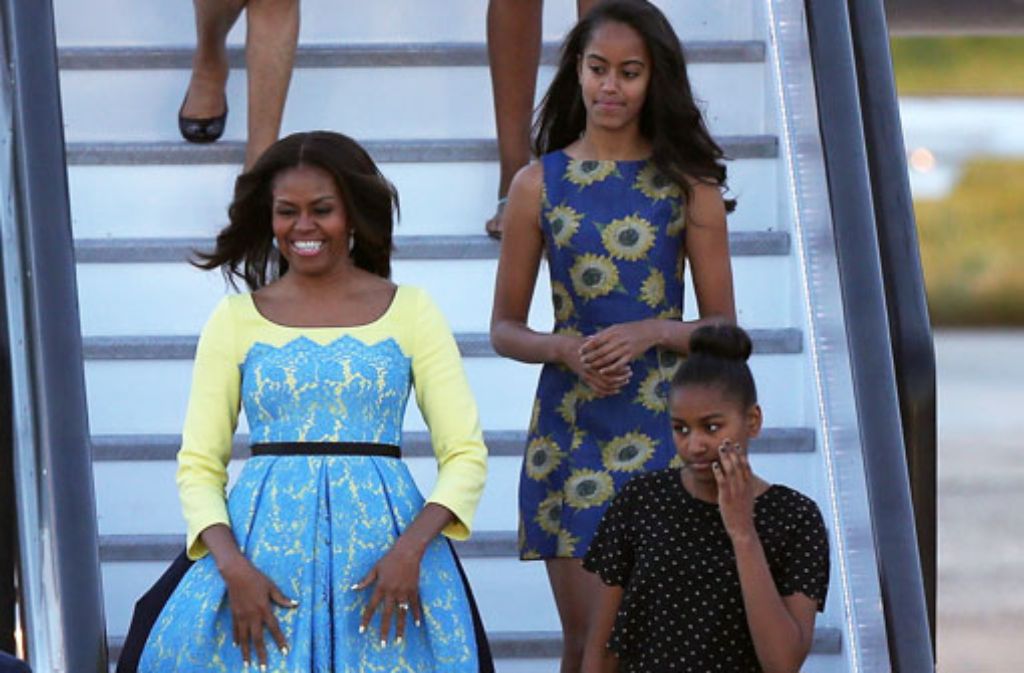 Michelle Obama und ihre Töchter Malia und Sasha (vorn) bei ihrer Ankunft in London.