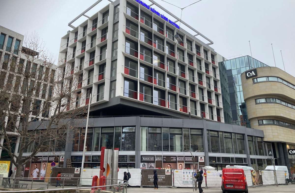 Steht seit der Fertigstellung im Jahr 2021 leer: das Erdgeschoss im Hofbräu-Eck, in das eine Filiale von Block House einziehen soll.