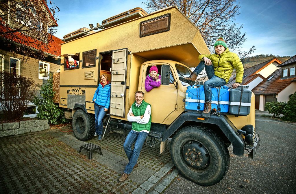 Zurück in der kühlen Heimat: Die Schmiders mit ihrem  50 Jahre alten Lastwagen „Onkel Deutz“ Foto: Gottfried Stoppel