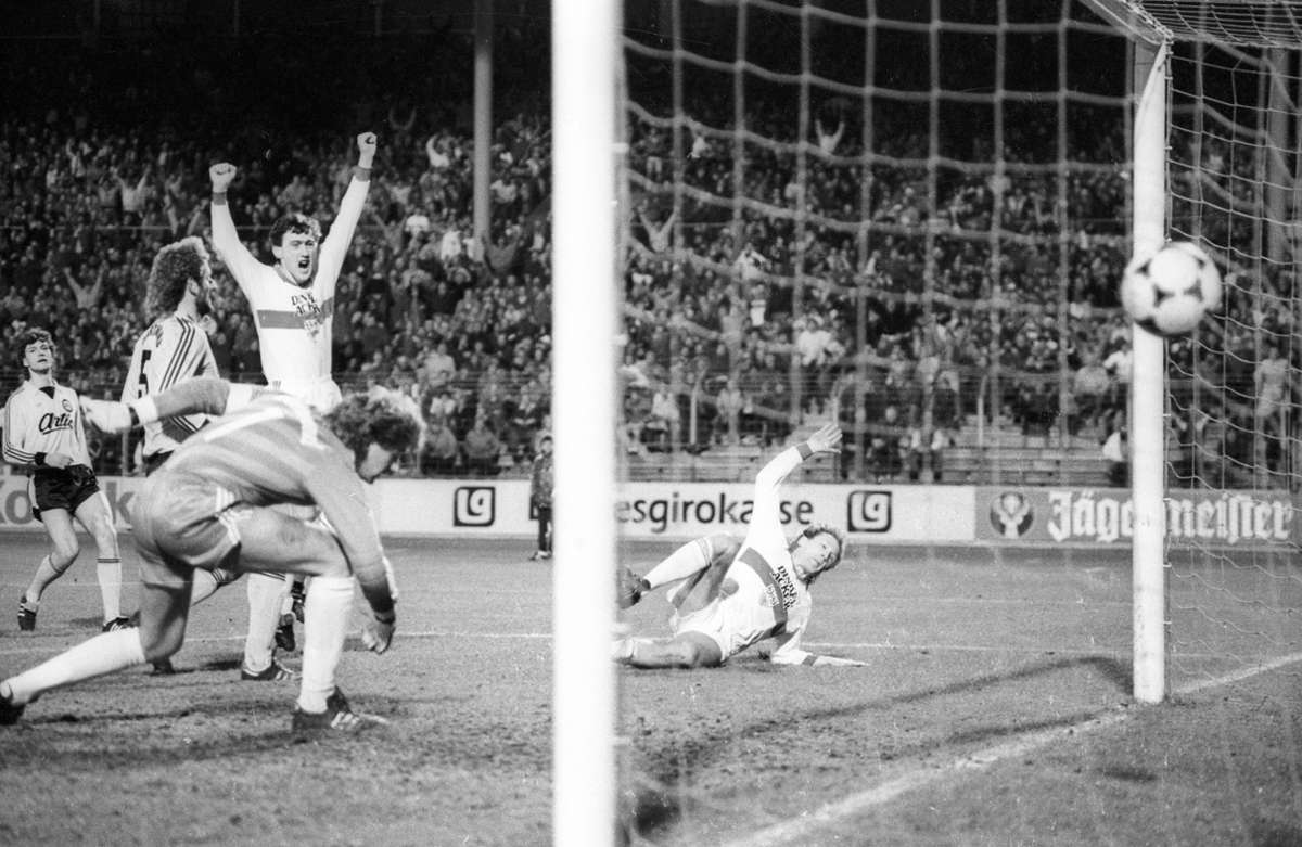 Der Einzug ins Finale gelang dem VfB Stuttgart in der Saison 1985/1986 durch ein 4:1 gegen Borussia Dortmund. Im Endspiel unterlag der VfB dann dem FC Bayern mit 2:5.