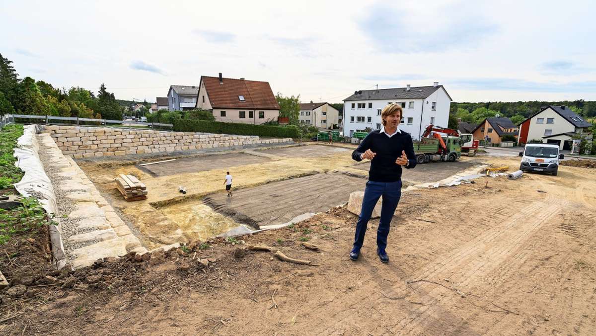  Wo Jahrzehnte lang eine Brache war, entsteht jetzt eine Unterkunft für Flüchtlinge: Gleichwohl sei das, was er im kleinsten Stadtteil Kallenberg von Korntal-Münchingen schaffe, in seiner Bauweise einzigartig in der Region, wie der Investor sagt. 