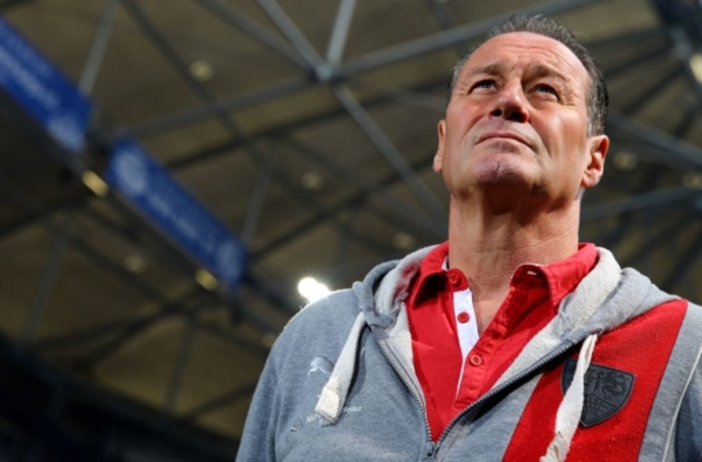 „Das ist eine ganz bittere Niederlage, und es wird ganz schwer, die Jungs wieder aufzubauen“, sagte VfB-Trainer Huub Stevens, dessen Rettungsmission beim Tabellen-Letzten aus Schwaben zu scheitern droht.