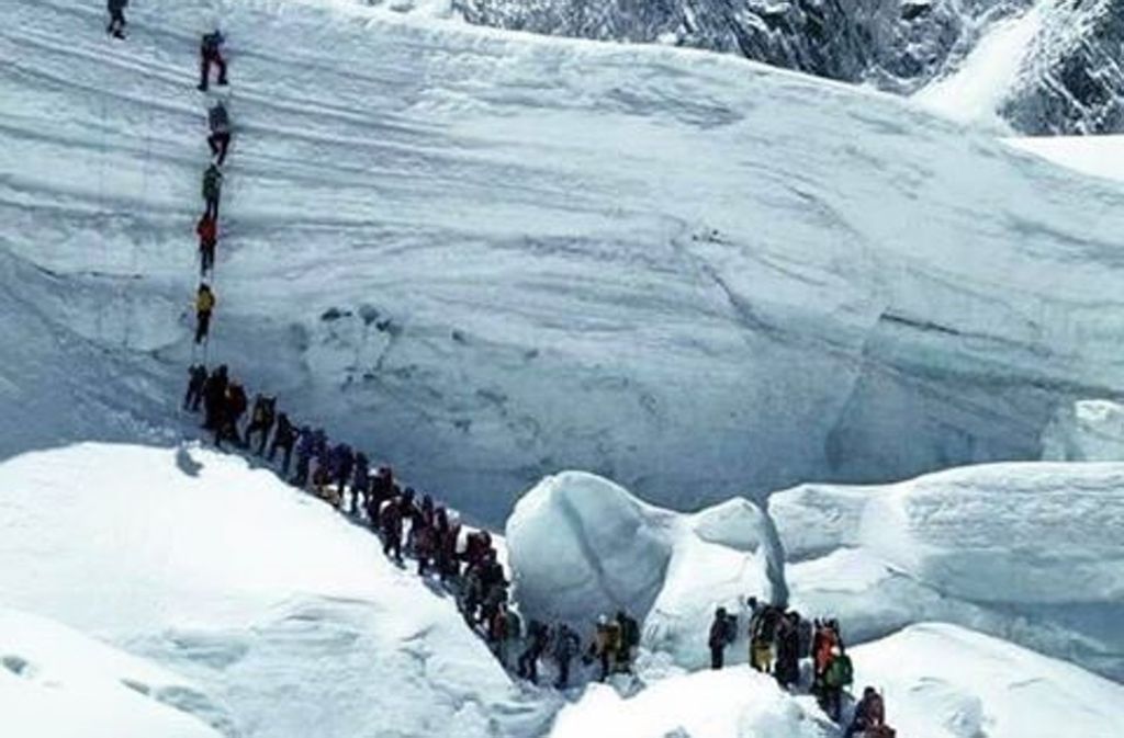 Auf der Südroute kommt es wegen des großen Andrangs zu Staus beim Aufstieg auf den Gipfel des Everest.