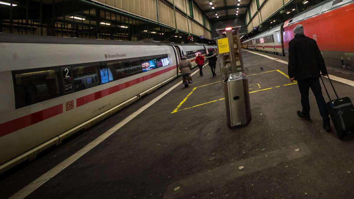  Ein 19-Jähriger tritt mutwillig eine Glastür im Hauptbahnhof Stuttgart ein. Dabei zieht er sich schwere Schnittverletzungen zu. Die Polizei ermittelt wegen Sachbeschädigung. 