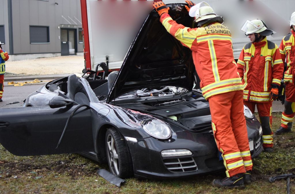 Ein 59-Jähriger Porsche-Fahrer ist bei einem Unfall in Essingen ums Leben gekommen.