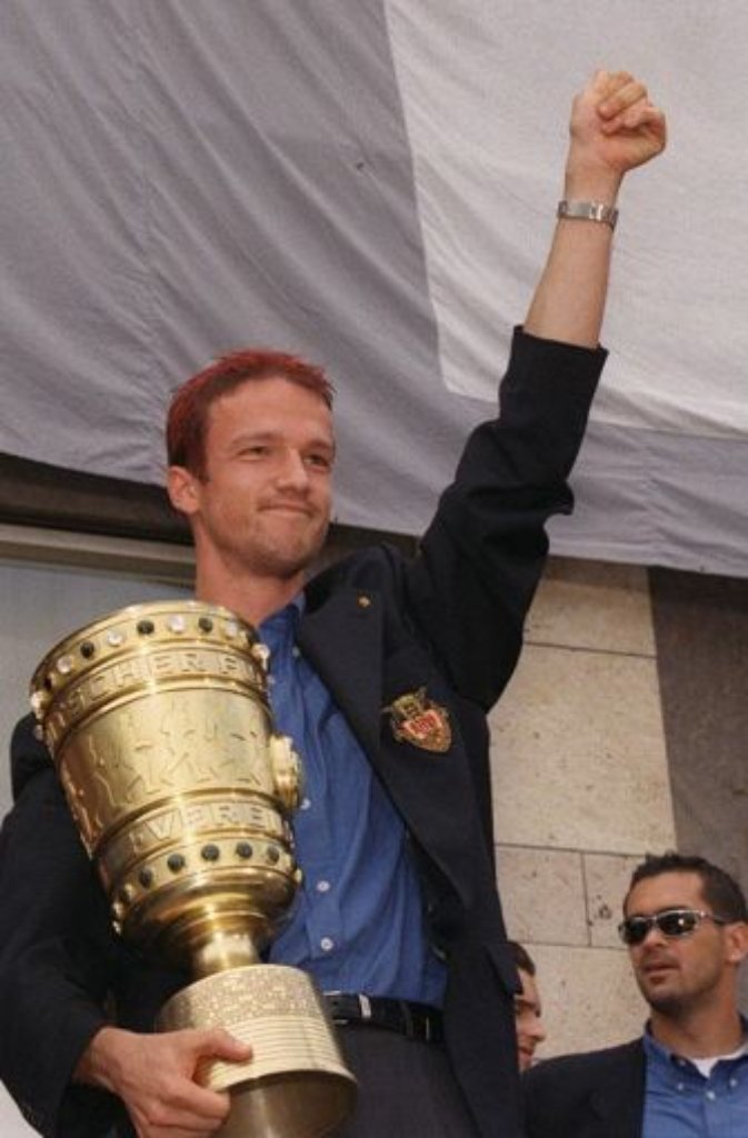 Fredi Bobic im Jahr 1997 bei der Feier zum Pokalsieg des VfB Stuttgart