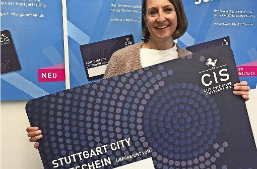City-Managerin Bettina Fuchs mit dem neuen Geschenkgutschein der CIS. Foto: Haar