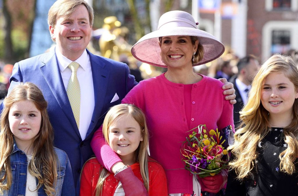 Auch als König und Königin sind Willem-Alexander und Máxima samt ihrer Töchter ein Garant für gute Stimmung am Deich, ...