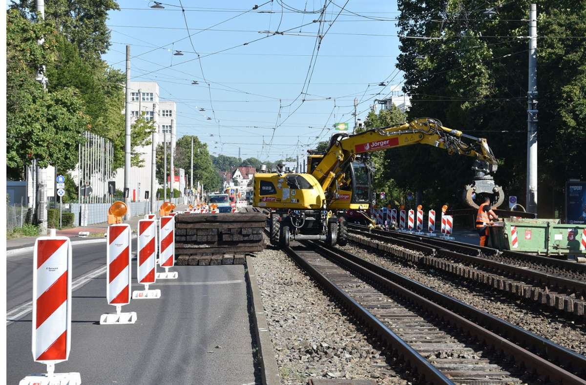 In der Hedelfinger Straße werden die alten Gleise samt Schotter entfernt und durch eine begrünte Gleistrasse ersetzt. Der Autoverkehr ist eingeschränkt. Foto: /Mathias Kuhn