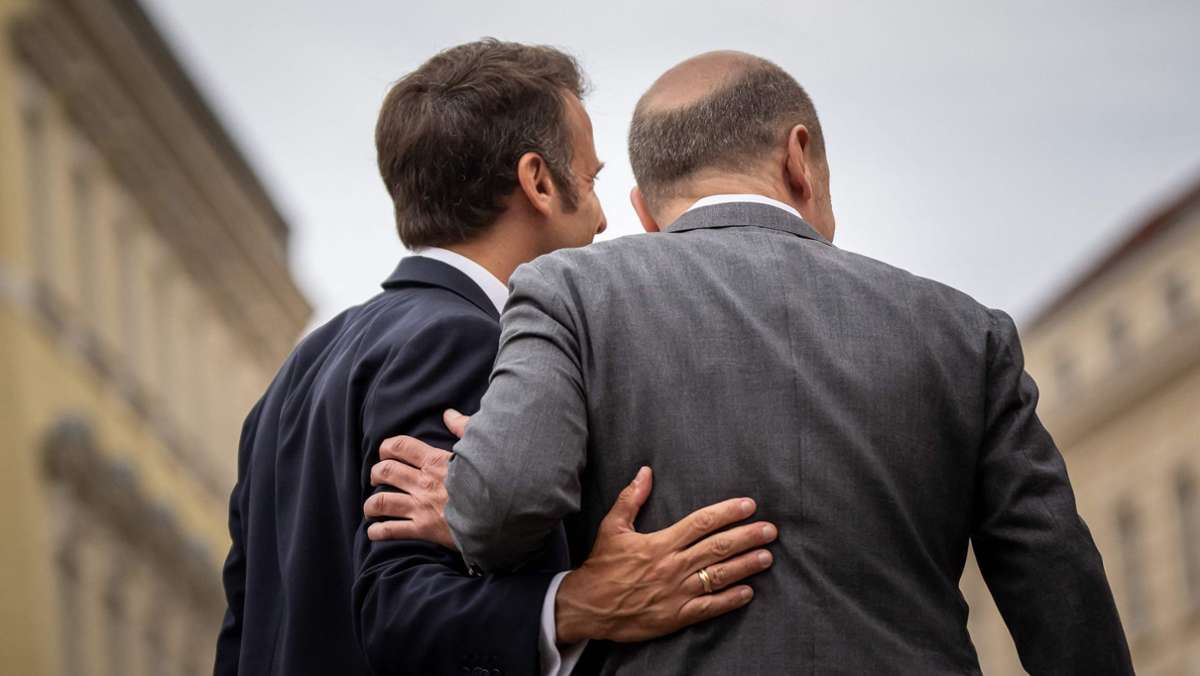 Frankreichs Präsident in Potsdam: Emmanuel Macron und Olaf Scholz machen Selfies