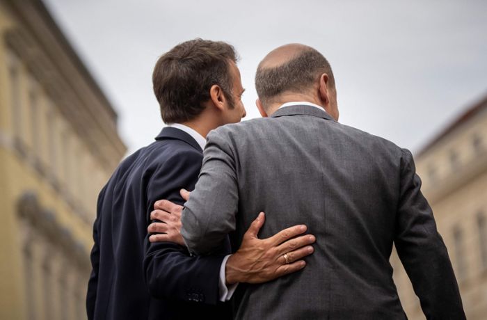 Frankreichs Präsident in Potsdam: Emmanuel Macron und Olaf Scholz machen Selfies