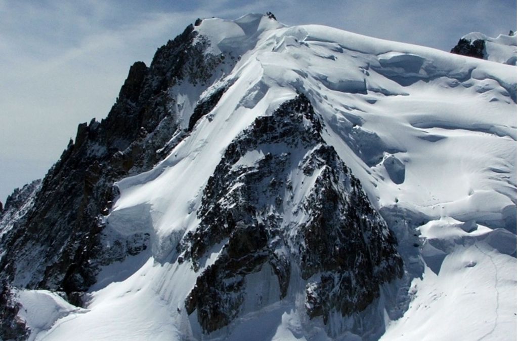 Der Normalweg startet bei der Aiguille du Midi (3842 Meter) oder der Cosmique-Hütte (3613 Meter). Von dort erfolgt der Aufstieg zunächst als Abstieg auf den Gletscher und über diesen zur Nordwestflanke.