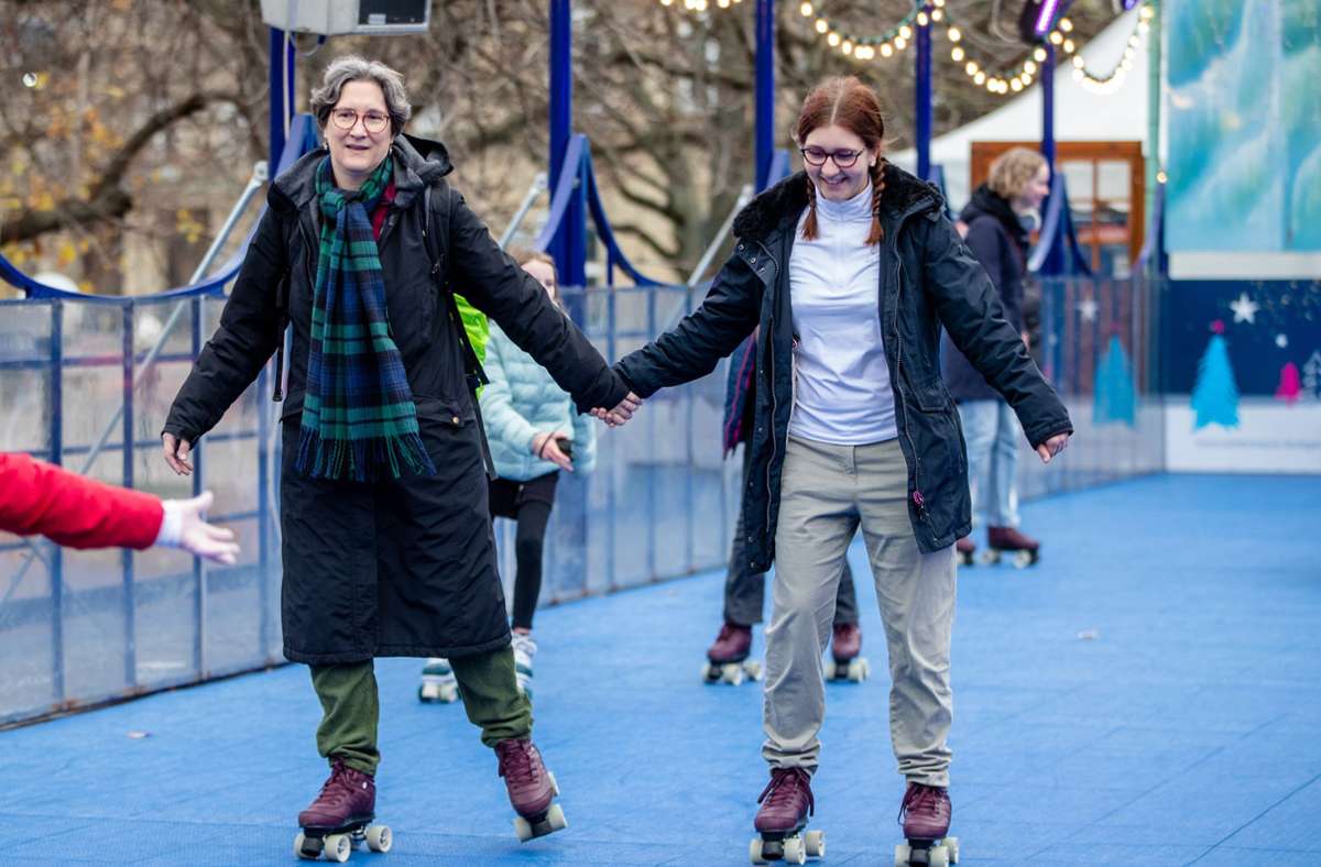 Benita Marker und ihre Tochter haben sich auf die blaue Kunststoff-Rollbahn getraut.