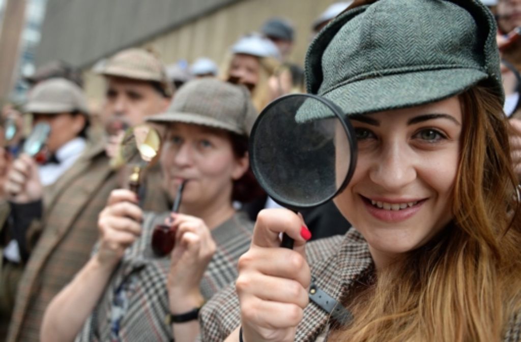 Als Sherlock Holmes kostümierte Fans des Meisterdetektivs in London. Foto: EPA