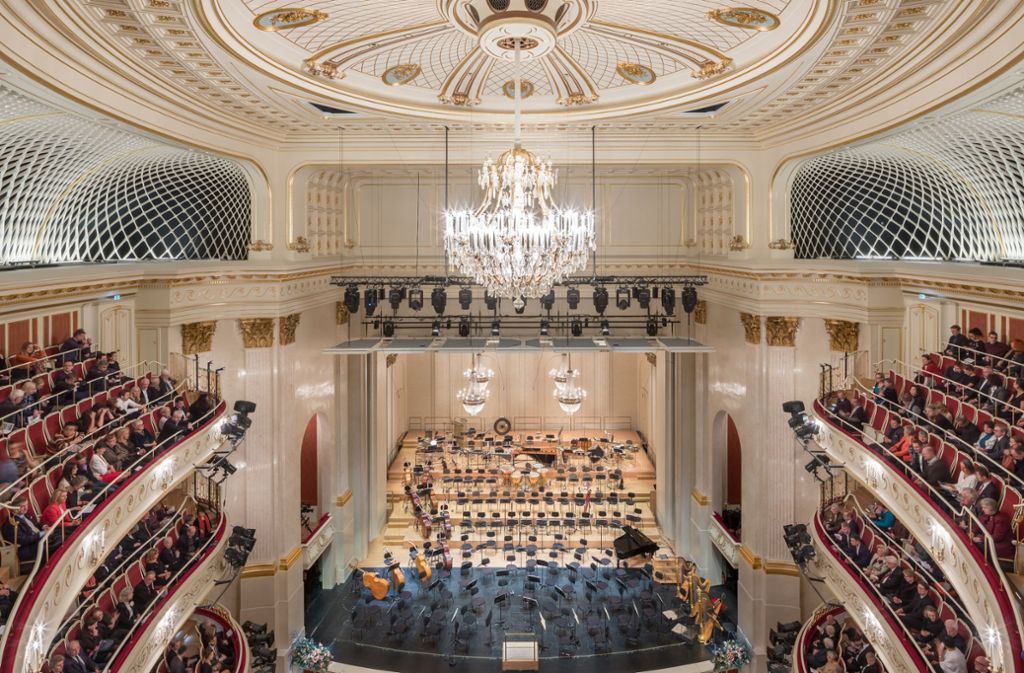 Bei der Sanierung wurde die Bühnentechnik modernisiert und die Sicht verbessert. Hierzu wurde die Decke des Opernhauses um fünf Meter angehoben. Die so entstandene Nachhallgalerie ist mit einer rautenförmigen Netzstruktur versehen.