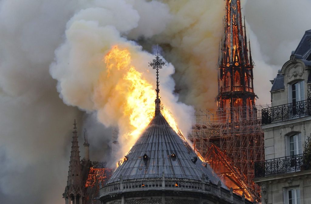 Notre-Dame ist eine der Pariser Top-Touristenattraktionen und wird jährlich von Millionen von Menschen besucht.