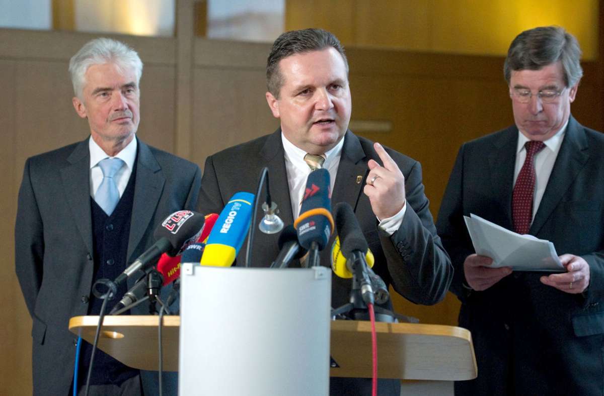 Gemeinsam mit Justizminister Ulrich Goll (links, FDP) und Finanzminister Willi Stächele (rechts, CDU) trat Stefan Mappus am 6. Dezember 2010 vor die Presse ...