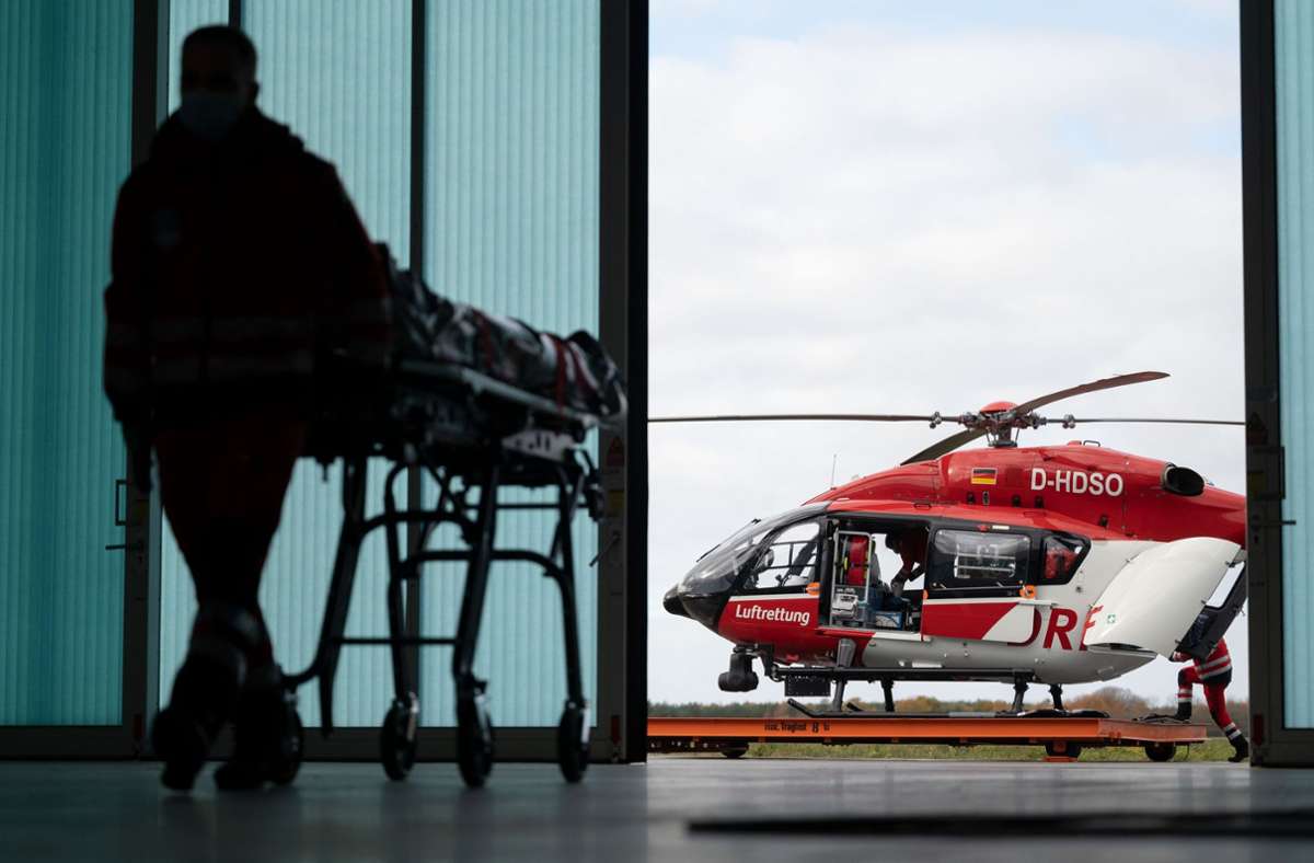 Patrick Bierherr, Notfallsanitäter, schiebt im Hangar des Intensivhubschraubers „Christoph 111“ der DRF Luftrettung eine Trage.