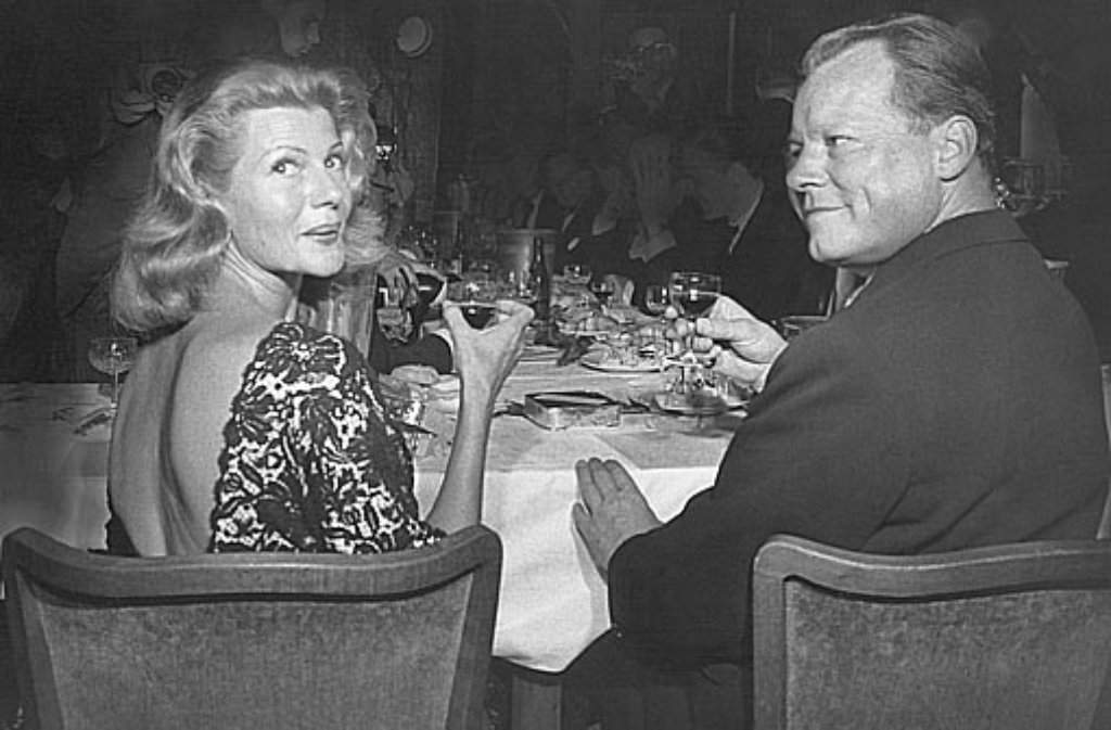 1959: US-Filmstar Rita Hayworth, der Traum vieler Männer, ist in Berlin zu Gast und flirtet mit dem Regierenden Bürgermeister Willy Brandt.