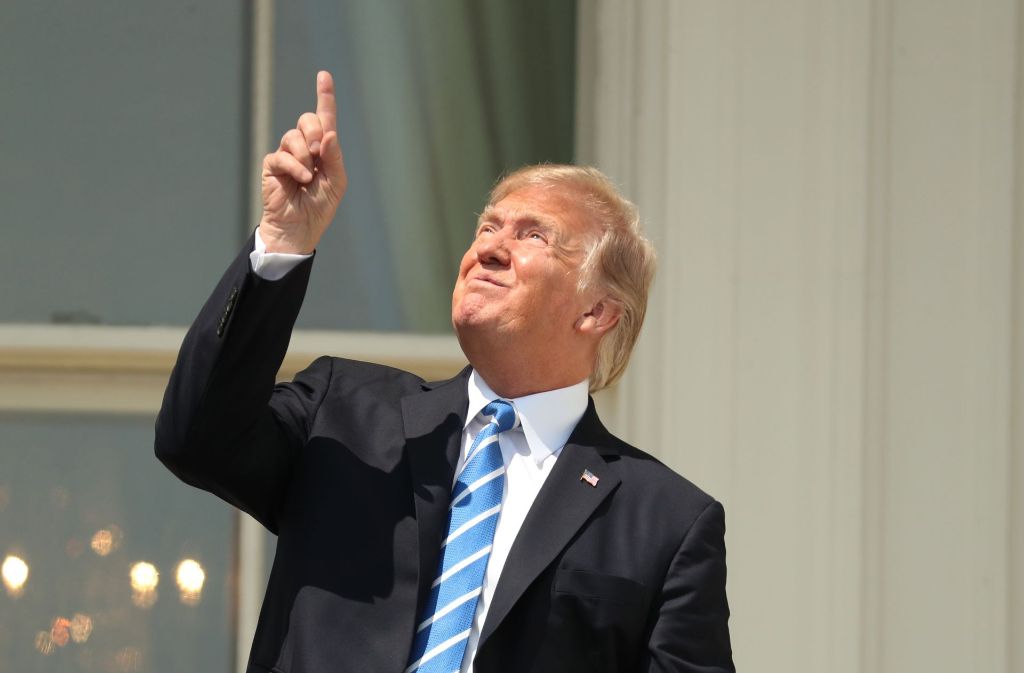 Allerdings kam Trump nicht in den Genuss der totalen Finsternis - in der US-amerikanischen Hauptstadt Washington war nur eine partielle Finsternis zu sehen, bei der die Sonne zu 81 Prozent vom Mond verdeckt war.