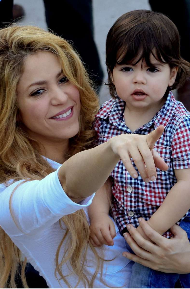 Shakira und ihr Sohn Milan 2014 bei der Einweihung einer Schule im kolumbianischen Cartagena, die von der Stiftung der Sängerin unterstützt wird