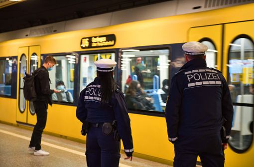 Die Beamten schauen in die einfahrenden Bahnen am Charlottenplatz. Foto: Lg/Piechowski