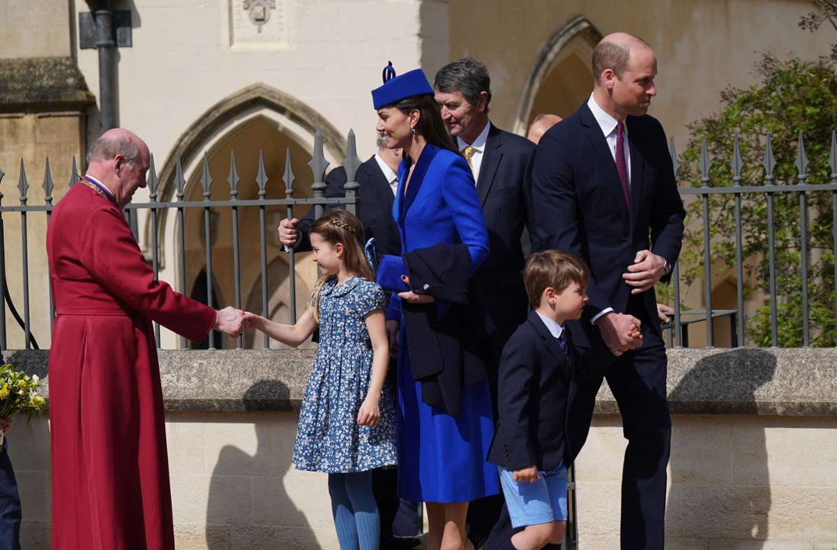 Höflich gibt Prinzessin Charlotte dem Dean of Windsor David Conner die Hand.