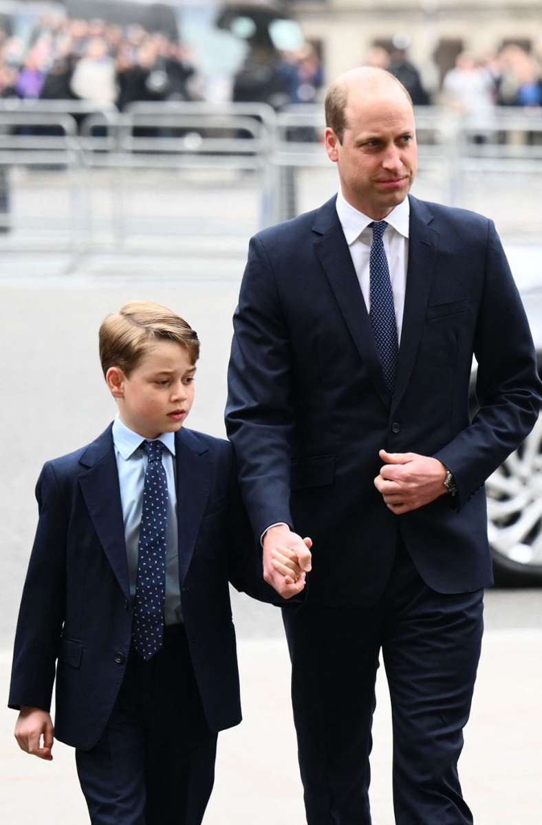 Prinz George hielt die Hand seines Vaters ganz fest.