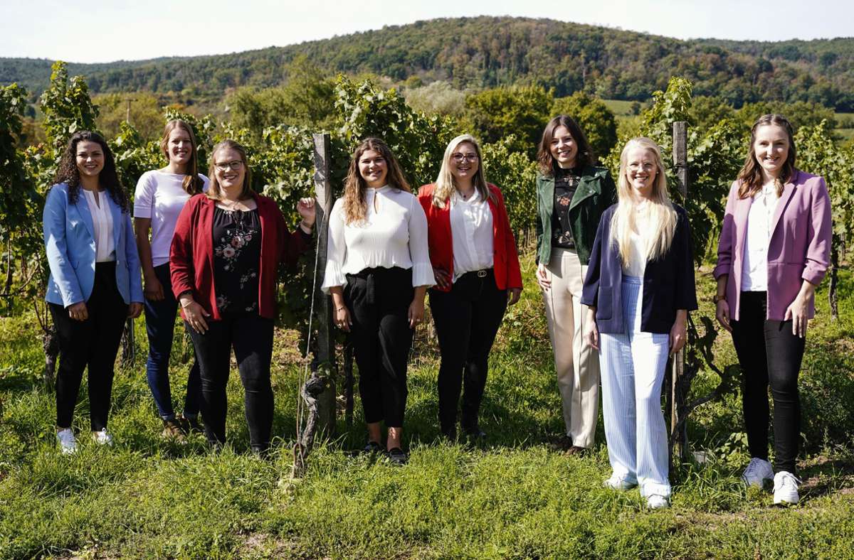 Die acht Bewerberinnen für das Amt der Weinkönigin in der Pfalz. Foto: dpa/Uwe Anspach