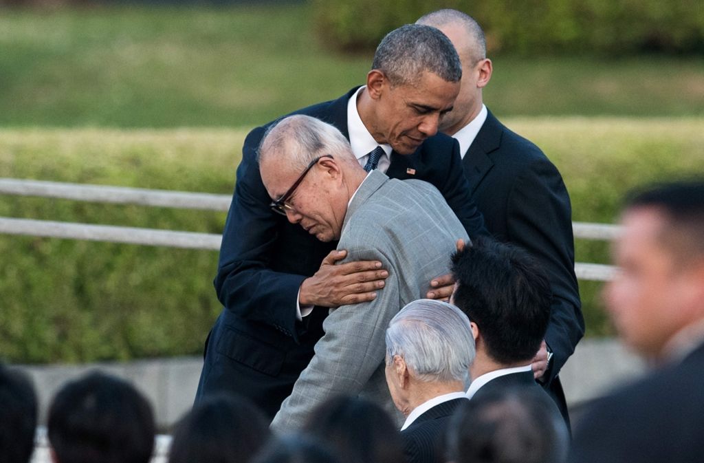 Der Präsident umarmt Mori Shigeaki – einen Überlebenden des Atombombenabwurfs vor 71 Jahren.