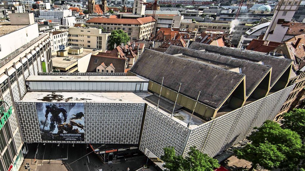  Der Gebäudekomplex Eberhardstraße 18-22 im Stuttgarter Zentrum kann ruhig abgerissen werden. Ein Neubau neben und nicht mehr über der Straße kann das Stadtbild verbessern, meint Josef Schunder im Kommentar. 